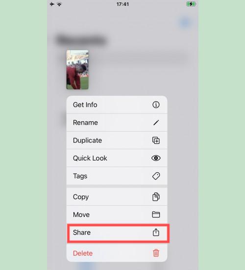 SaveClipからダウンロードした動画を共有: 「ファイル」アプリ内でSaveClipからダウンロードした動画の「共有」オプションが強調表示されているiPhoneメニュー。